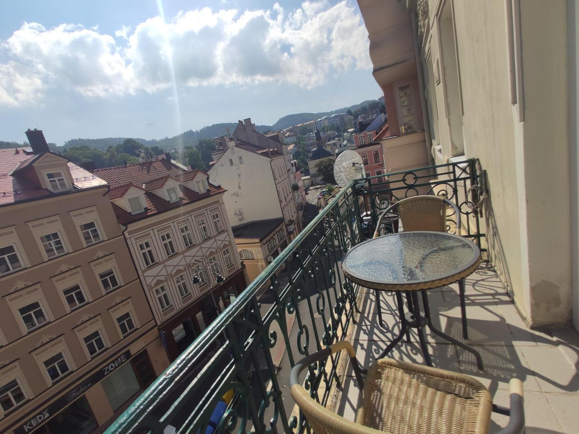 Apartman 63M2 S Balkonem V Lazenskem Centru Karlowe Wary Zewnętrze zdjęcie